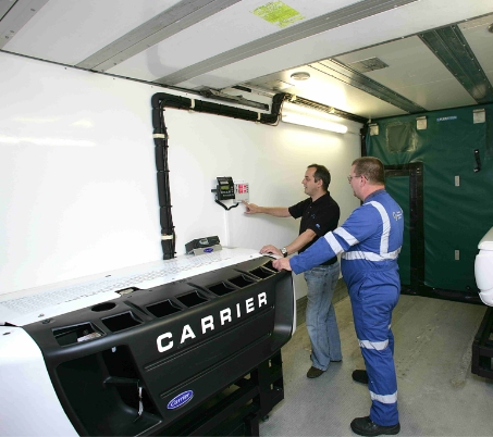 Carrier soğutucu ünitesi üzerinde çalışan teknik ekip